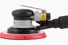 Leichter Druckluft-Exzenterschleifer Ø150 mm mit 15-Loch Teller & Zentralvakuum. Ergonomisch, leistungsstark, staubfrei – perfekt für Profis im Schleifbereich.